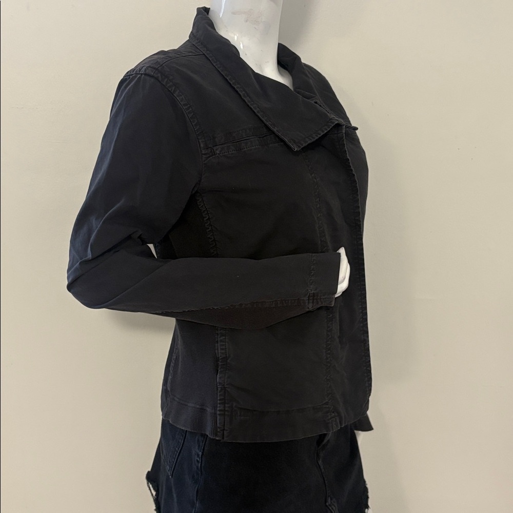 James Perse Women’s Cotton Cropped Moto Zip-up Utility Jacket in Washed Black - Picture 2 of 8